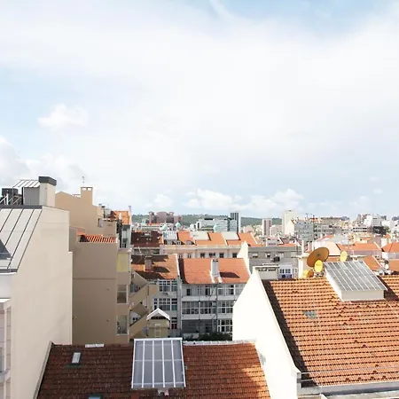 Апартаменти Sunny Rooftop With A View In Campo Pequeno Лісабон